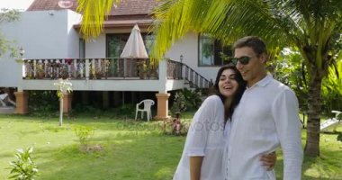 Tropikal Bahçe Villa House, mutlu yakınındaki tatilde erkek ve kadın açık havada severler kucaklayan yürüme Çift