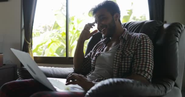 Man Sitting In Armchair Menggunakan Laptop Computer Typing Bekerja di Rumah, Guy Surfing Internet Happy Smiling — Stok Video