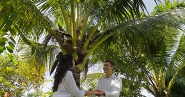 Tropikal Bahçe, mutlu erkek ve kadın açık havada kucaklayan palmiye ağacı öpücük altında çift Stand