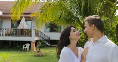 Tropikal Bahçe Villa House, mutlu yakınındaki erkek ve kadın açık havada tatil severler öpüşme kucaklayan yürüme Çift