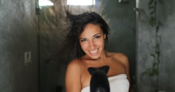 Mulher no banheiro cantando secando o cabelo com secador de sopro, linda menina bonita alegre na toalha feliz sorrindo — Vídeo de Stock