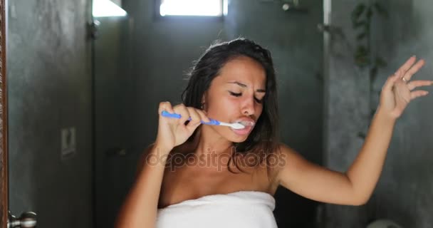 Mujer cepillando dientes en el baño cantando y bailando, alegre hermosa chica en toalla feliz sonrisa haciendo higiene matutina — Vídeos de Stock