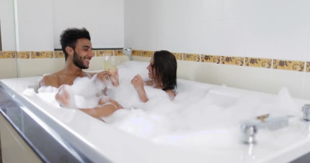 Pareja joven relajándose en el baño juntos beber champán, el hombre y la mujer amante disfrutar de spa en casa — Vídeos de Stock