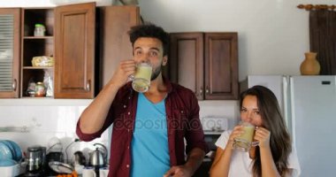 Kaç içki taze yüzlü mutfak birlikte mutlu gülümseyen içinde erkek ve kadın konuşuyor