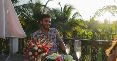 Teras, çekici bir adam ve kadın açık havada restoranda romantik tarihte söz akşam yemeği masasında şampanya oturma çift şerefe içmek