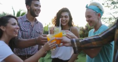 İnsanlar grup açık havada konuşuyor üzerinde yaz teras genç arkadaş mutlu iletişim gülümseyen bardakları alkış