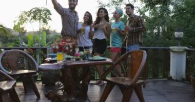 İnsanlar genç arkadaşlar iletişim gülümseyen mutlu suyu gözlük Selfie fotoğrafını yaz terasında açık havada Holding grubu