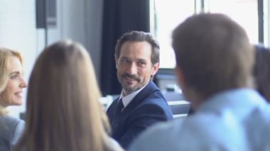 Sunu sırasında konuşma iş Kişilik ekibin tartışmak rapor veya yeni strateji grubu toplantısı, çeşitli Busiensspeople