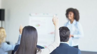 Grup tanıtım Modern konferans Salonu'nda önde gelen iş kadını için soru soran iş adamları