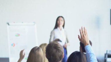 İş işkadını mali rapor tartışırken sunu önde gelen soru soran gurup