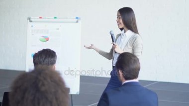 İş işkadını mali rapor tartışırken sunu önde gelen soru soran gurup