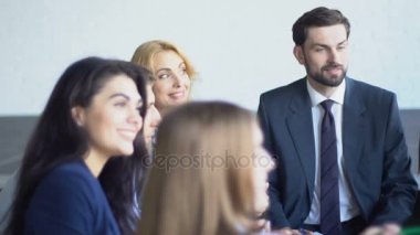 Grup birlikte Mix yarış iş adamları ekibi toplantı beyin fırtınası çalışan fikir paylaşımı iş insan Üstten Görünüm