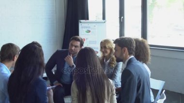 Grup iş adamları başarılı Mix yarış takımı yeni strateji birlikte yönetim kurulu odasında planlama toplantı beyin fırtınası