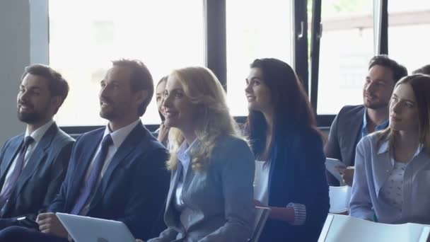 Exitoso grupo de gente de negocios escuchando la presentación en el seminario de capacitación, el equipo de empresarios se sienta en fila en la reunión — Vídeos de Stock