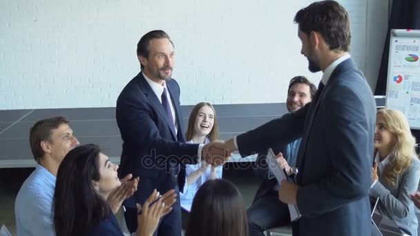 Dua Business Men Handshake Selama Pertemuan Konsep Perjanjian Mitra, Boss Dengan Tim Pengusaha Bekerja Bersama — Stok Video