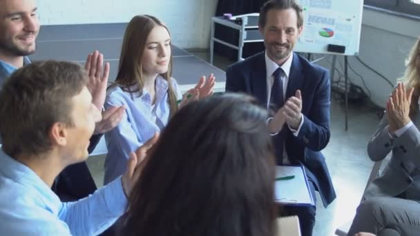 Gruppe von Geschäftsleuten klatscht in die Hände und beendet erfolgreiches Brainstorming-Meeting-Team aus Fachleuten, die gemeinsam Ideen austauschen und planen — Stockvideo