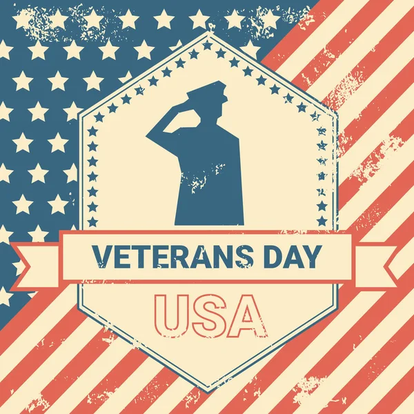 Cartel del día de los veteranos con nosotros Soldado militar en el fondo de la bandera de Grunge EE.UU., concepto de tarjeta nacional de vacaciones — Archivo Imágenes Vectoriales