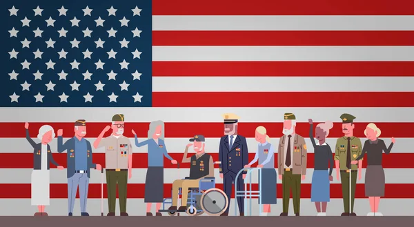 Veteranentag Feier Nationaler amerikanischer Feiertag Banner mit einer Gruppe pensionierter Militärs über dem Hintergrund der US-Flagge — Stockvektor