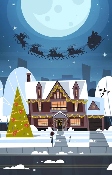 Santa voando no trenó com renas no céu sobre casas de aldeia, Feliz Natal e feliz ano novo conceito feriados de inverno — Vetor de Stock