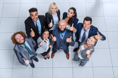 İş insanlar grubu mutlu gülümseme modern ofis en iyi manzaraya ayakta