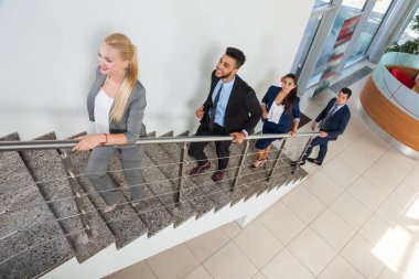 İş adamları iş adamı ve iş kadını takım yürüyüş yukarı grup