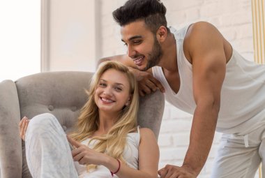 Genç çift, İspanyol adam ve Tablet bilgisayar sevenler yatak kullanan kadın