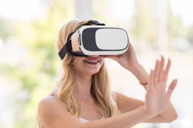 Sarışın genç kadın giyim sanal gerçeklik dijital gözlük, güzel kız gülümseyerek mutlu