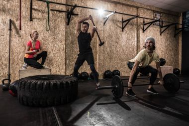 Spor Fitness insanlar grup Crossfit eğitim donanımları, ciddi genç sağlıklı erkek ve kadın spor salonu iç