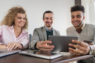 Coworking Merkezi farklı Mix yarış takım arkadaşları Tablet bilgisayar kullanarak çalışma grubunda iş adamları