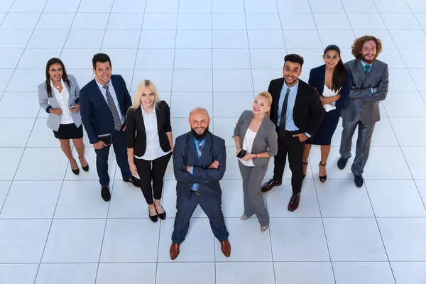 Grupo de pessoas de negócios Sorriso feliz em pé no escritório moderno vista superior — Fotografia de Stock