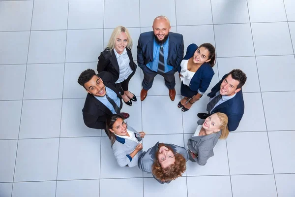 近代的なオフィス平面図で立っているビジネス人々 のグループ幸せな笑顔 — ストック写真
