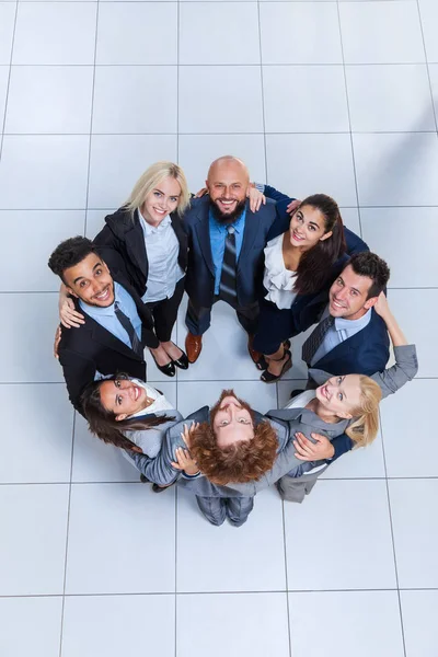 Obchodní skupina lidí šťastný úsměv stojící na pohled shora moderní kancelář — Stock fotografie