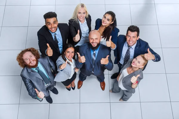 Business People Group lyckligt leende står vid moderna Office ovanifrån — Stockfoto