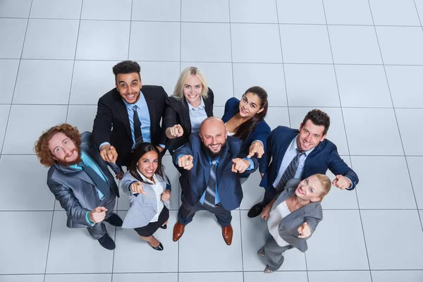 Grupo de gente de negocios Sonrisa feliz de pie en la oficina moderna Vista superior — Foto de Stock