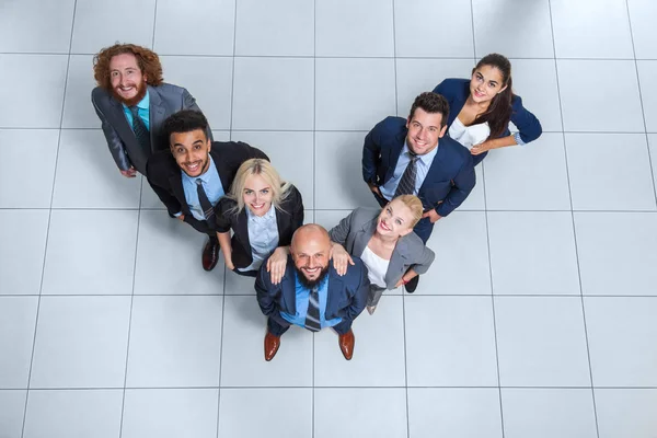Obchodní skupina lidí šťastný úsměv stojící na pohled shora moderní kancelář — Stock fotografie