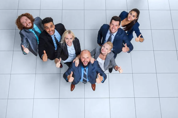 Όμιλος επιχειρήσεων άτομα στέκεται στο σύγχρονο γραφείο Top View ευτυχισμένο χαμόγελο — Φωτογραφία Αρχείου