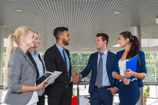 Affärsmän grupp Boss Hand skaka Välkommen gest, företagare Team handslag — Stockfoto