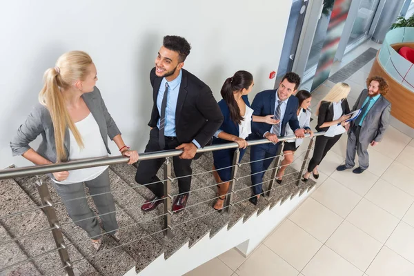 İletişim, yürüyüş merdivenleri konuşurken proje planı tartışırken iş insanlar grubu toplantısı — Stok fotoğraf