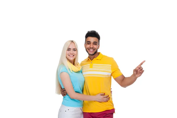 Bonito jovem feliz casal amor sorridente abraçando, hispânico homem mulher apontar dedo para vazio espaço de cópia — Fotografia de Stock