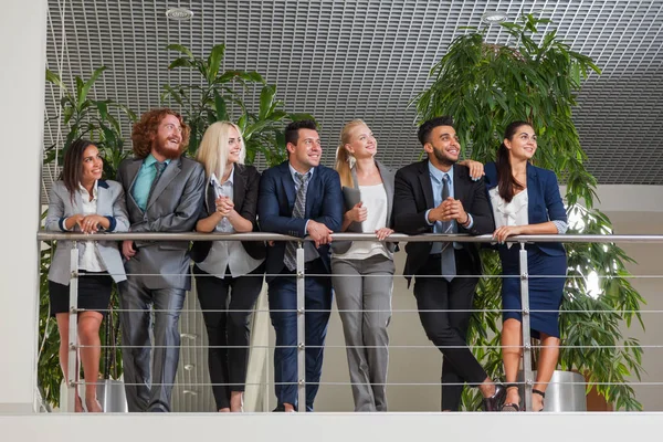 Geschäftsleute Gruppe glücklich lächelnd im modernen Büro stehen und nach oben schauen, um Platz zu kopieren — Stockfoto