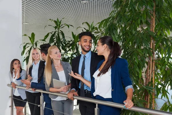 Geschäftsleute treffen sich und diskutieren zu Fuß kommunizieren, reden — Stockfoto