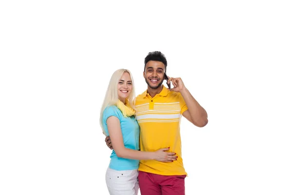 Bonito jovem feliz casal amor sorridente abraçando, hispânico homem celular telefone inteligente chamada falando mulher sorrir — Fotografia de Stock