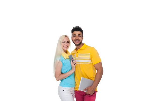 Hermosa joven feliz pareja amor sonriente abrazando Hold Tablet Computer Cell Smart Phone, mujer hispana sonríe — Foto de Stock
