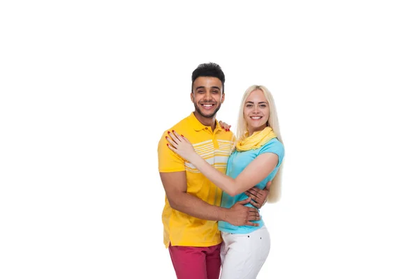 Bonito jovem feliz casal amor sorridente abraçando, hispânico homem mulher sorriso — Fotografia de Stock