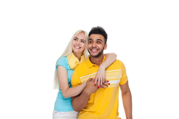 Hermosa joven feliz pareja amor sonriendo abrazando mirando hacia arriba para copiar el espacio, hombre hispano mujer sonrisa — Foto de Stock