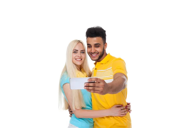 Mooie jonge gelukkig paar Love glimlachend omhelst nemen Selfie foto op cel Smart Phone, Spaanse Man vrouw — Stockfoto