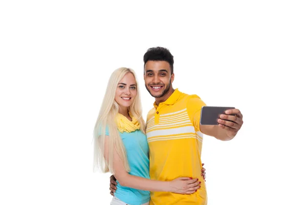 Hermosa joven feliz pareja amor sonriendo abrazando tomar foto selfie en el teléfono inteligente celular, hispano hombre mujer — Foto de Stock