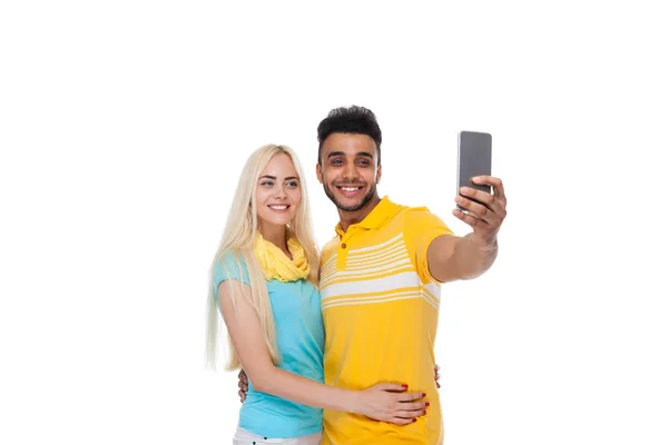 Hermosa joven feliz pareja amor sonriendo abrazando tomar foto selfie en el teléfono inteligente celular, hispano hombre mujer —  Fotos de Stock
