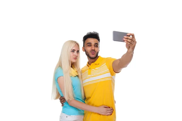 Jovem lindo casal feliz amor sorridente abraçando tirar foto selfie no celular telefone inteligente, mulher homem hispânico — Fotografia de Stock