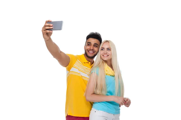 Hermosa joven feliz pareja amor sonriendo abrazando tomar foto selfie en el teléfono inteligente celular, hispano hombre mujer — Foto de Stock